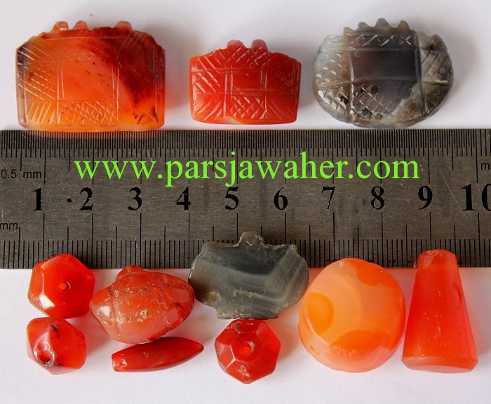 سه عدد عقیق کیفی و تعدادی مهره قدیمی